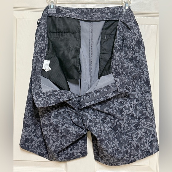 PGA Tour Gray Flower Shorts (men’s size 36) - Picture 7 of 7
